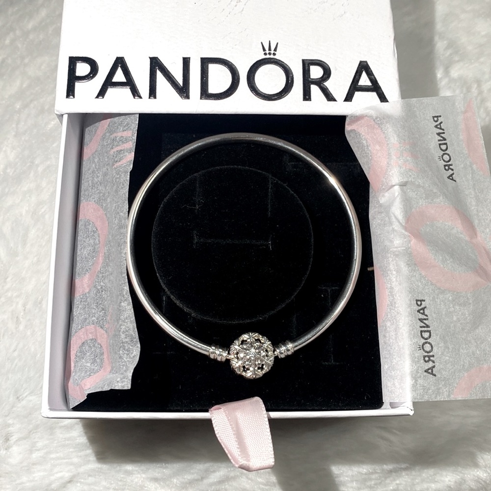 Pandora Moments Sparkling Snowflake Clasp Bangle